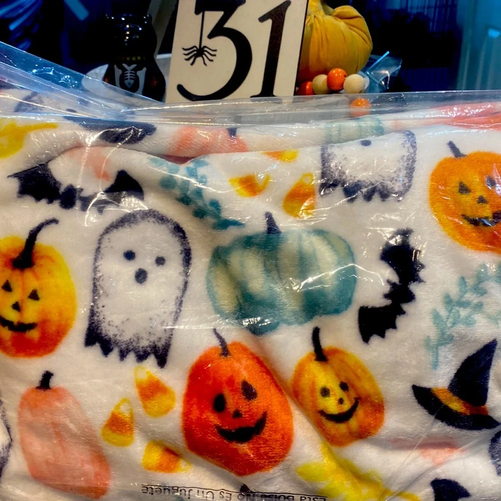 Adorable Sweet Halloween Ditsy plush throw! 60x70 Multicolored. NWT